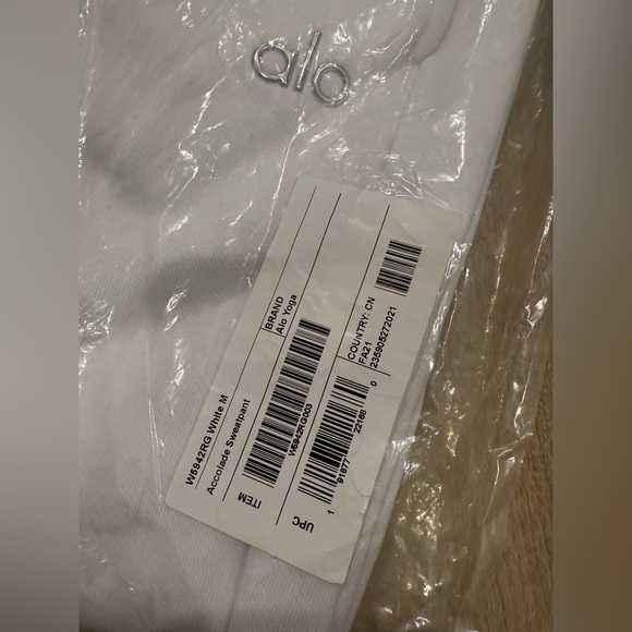 *New W/ Tag* Alo Accolade Sweatpant - White (M) - Picture 3 of 4